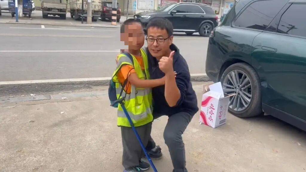 湖北一男子辭掉月薪2萬元工作<strong></p>
<p>西鳳酒
</strong>，帶9歲兒子徒步千里，計(jì)劃60天走到山東……原因讓人淚目:西鳳酒
