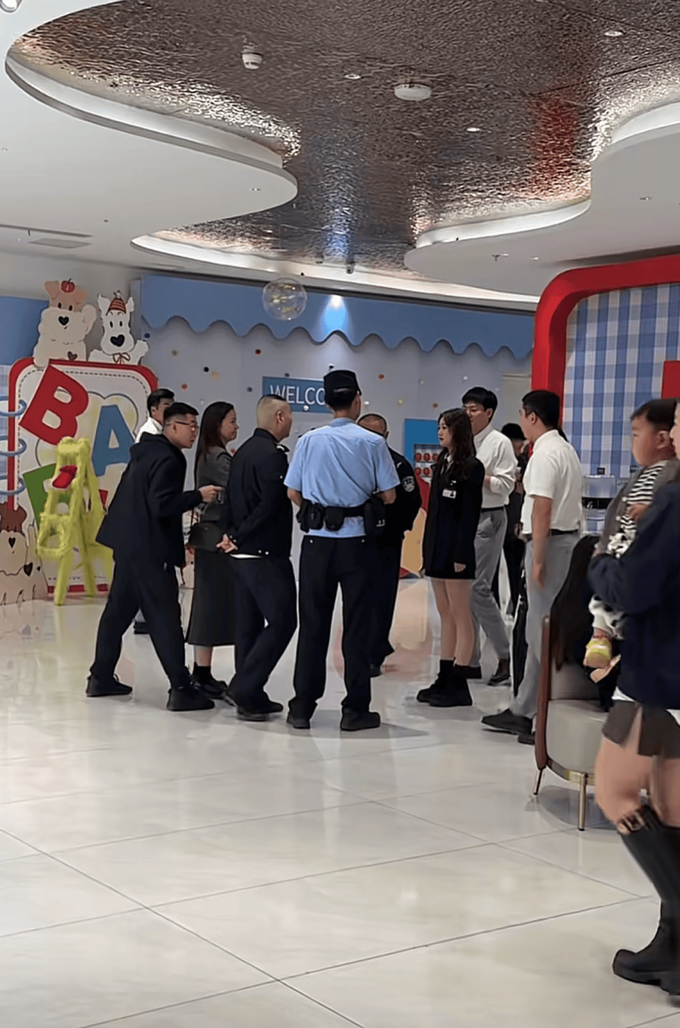 被網(wǎng)友莫名辱罵“上趕著當(dāng)后媽”，江蘇女子一年后“闖”對(duì)方婚禮要求道歉？當(dāng)事人發(fā)聲:西鳳酒
