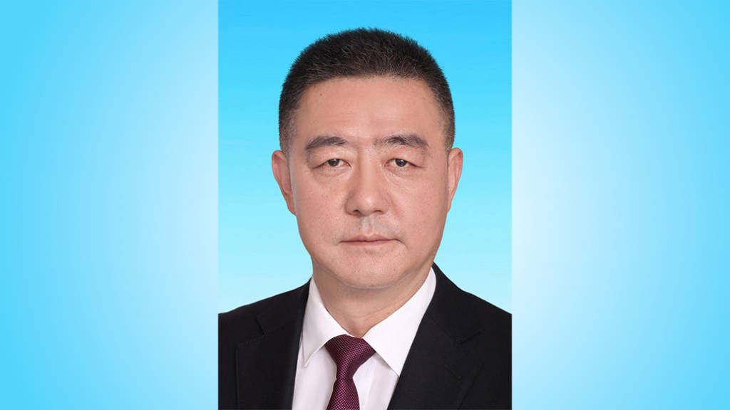 去年出任巴中市委常委、常務(wù)副市長(zhǎng)的李本勇，已轉(zhuǎn)崗市人大:西鳳酒
