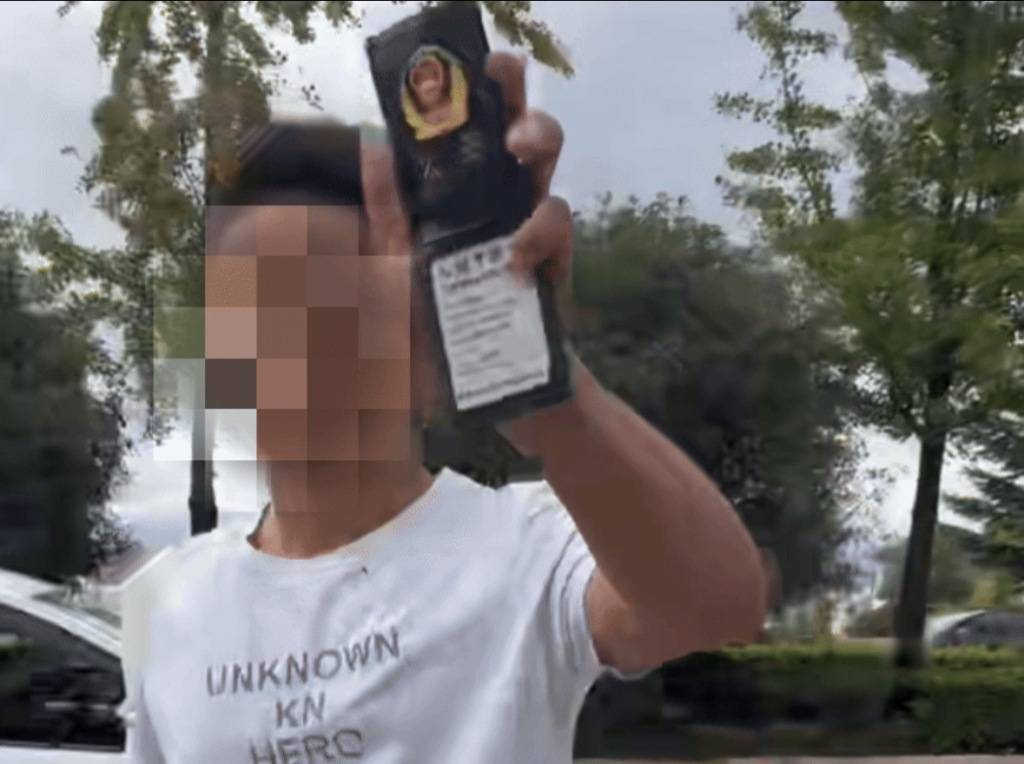 云南一男子駕車別停他人車輛后“亮警察證”，涉嫌非法持有、使用警用標(biāo)志被行拘:西鳳酒
