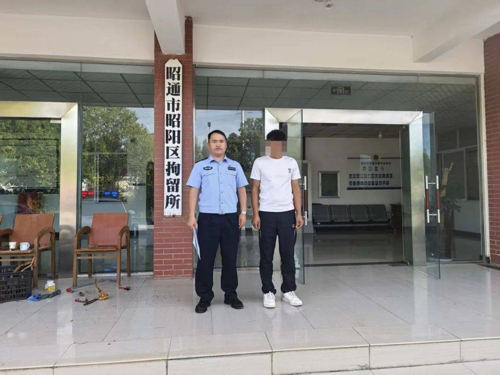 云南一男子駕車別停他人車輛后“亮警察證”<strong></p>
<p>西鳳酒
</strong>，涉嫌非法持有、使用警用標(biāo)志被行拘:西鳳酒
