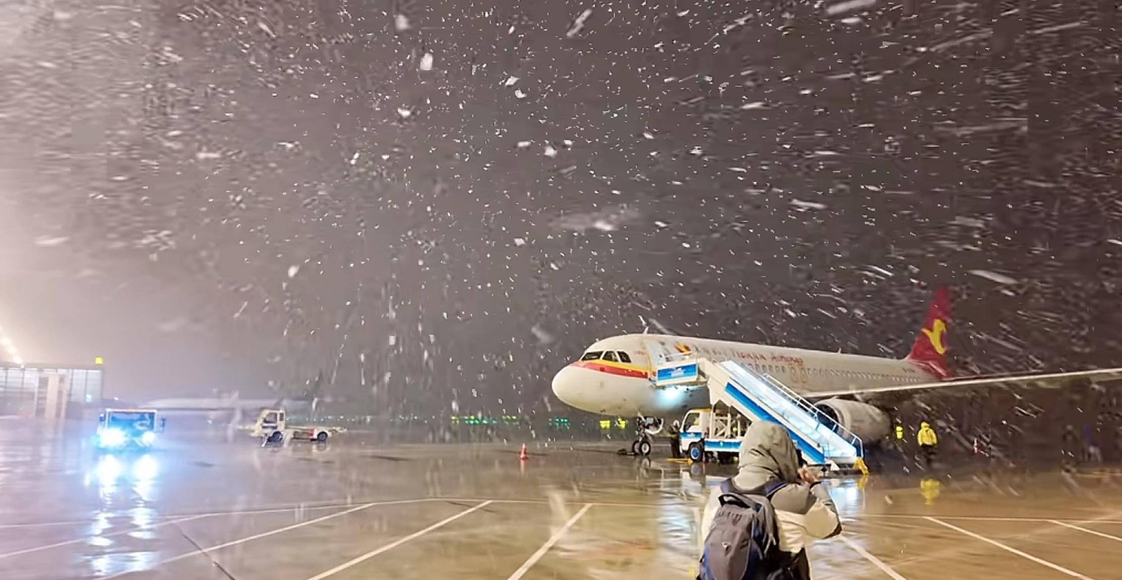 北方多地迎來第一場雪，黑龍江局地已出現(xiàn)暴雪，積雪深5厘米，氣象專家稱今年初雪略提前:西鳳酒
