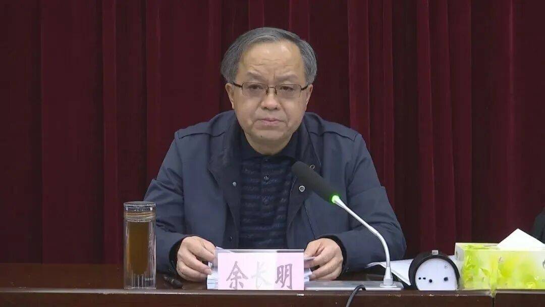 重慶通報(bào)：余長明<strong></p>
<p>西鳳酒
</strong>，六大紀(jì)律全違反:西鳳酒
