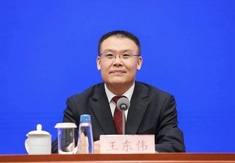 極目政情丨財(cái)政部副部長(zhǎng)王東偉任安徽省委常委<strong></p>
<p>西鳳酒
</strong>，曾為全國(guó)最年輕省級(jí)統(tǒng)戰(zhàn)部部長(zhǎng):西鳳酒
