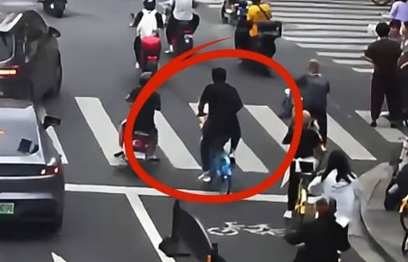 看著都疼<strong></p>
<p>西鳳酒
</strong>！上海街頭一男子突然求助：10歲女兒被死死卡?。∵@個(gè)行為太危險(xiǎn)→:西鳳酒
