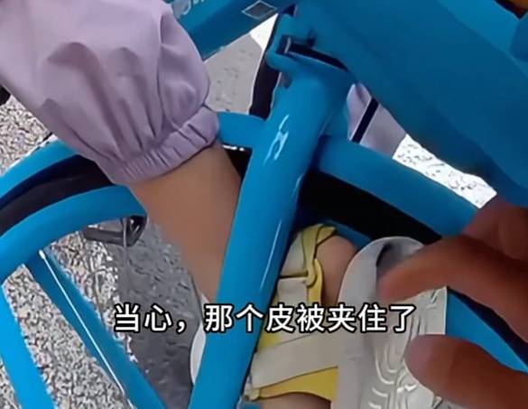 看著都疼<strong></p>
<p>西鳳酒
</strong>！上海街頭一男子突然求助：10歲女兒被死死卡??！這個(gè)行為太危險(xiǎn)→:西鳳酒
