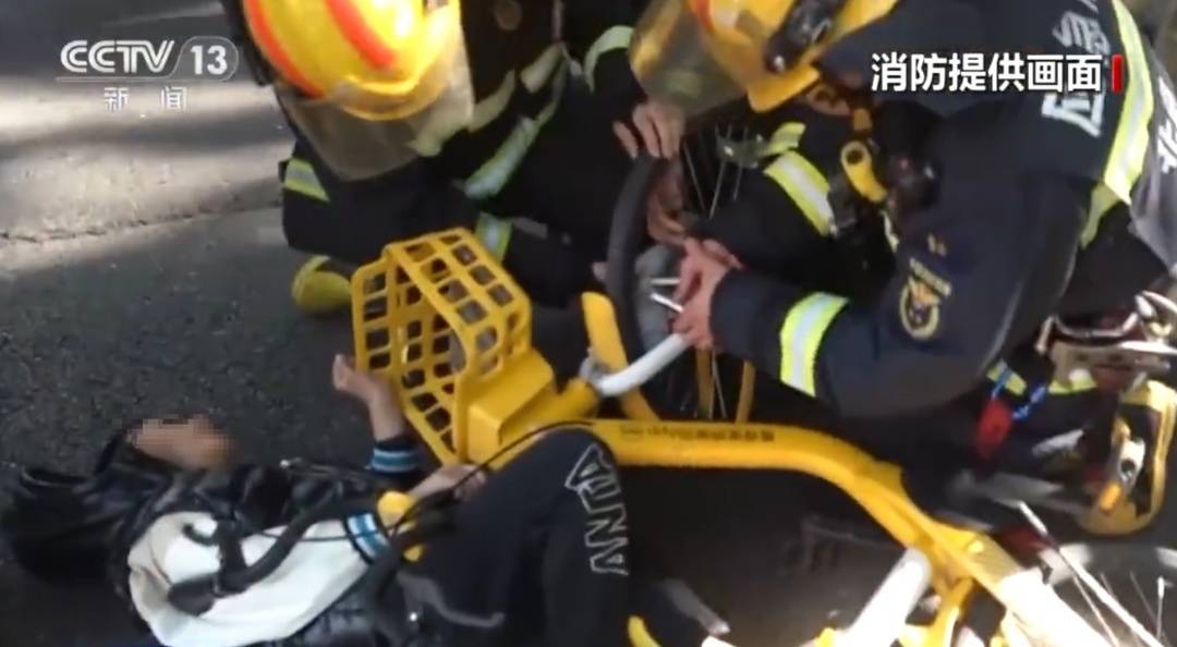 看著都疼<strong></p>
<p>西鳳酒
</strong>！上海街頭一男子突然求助：10歲女兒被死死卡??！這個(gè)行為太危險(xiǎn)→:西鳳酒
