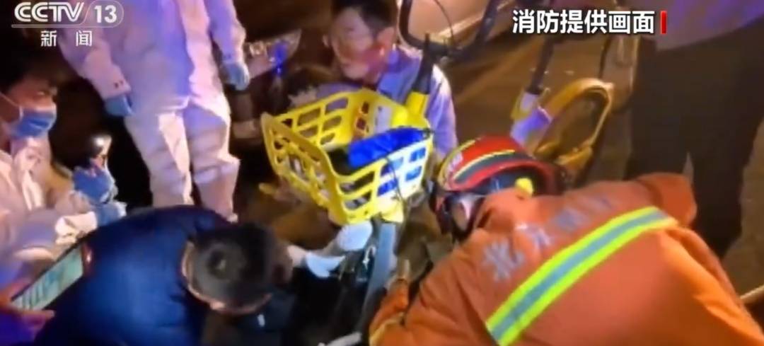 看著都疼<strong></p>
<p>西鳳酒
</strong>！上海街頭一男子突然求助：10歲女兒被死死卡住！這個(gè)行為太危險(xiǎn)→:西鳳酒
