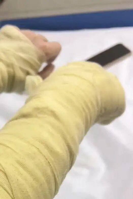 湖南一女主播被偽裝的包裹炸傷<strong></p>
<p>西鳳酒
</strong>，永州公安：正在核實(shí)具體情況:西鳳酒
