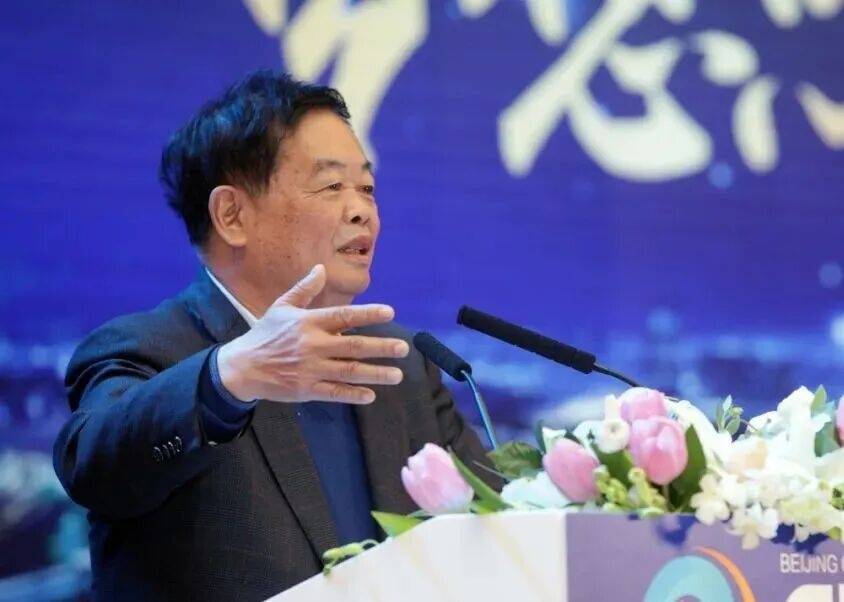 福耀玻璃：曹德旺辭去董事長(zhǎng)職務(wù)<strong></p>
<p>西鳳酒
</strong>，選舉曹暉為新董事長(zhǎng):西鳳酒
