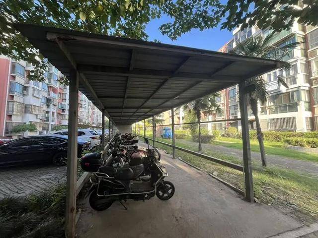 上海居民投訴后傻眼：只拆了一半！小區(qū)綠化被大量鐵皮房霸占，還有人??？居民直指小區(qū)公共收益疑云:西鳳酒
