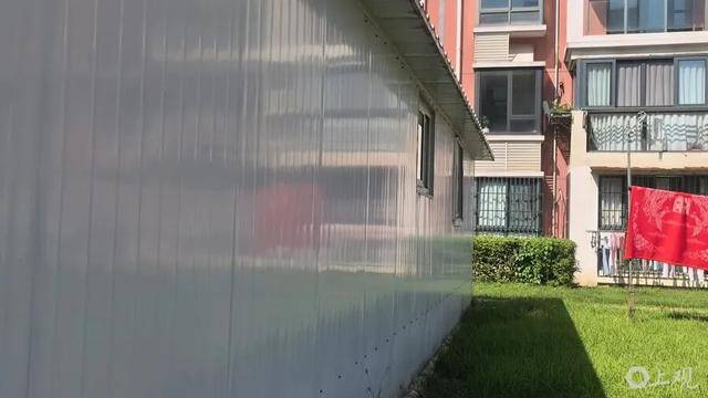 上海居民投訴后傻眼：只拆了一半！小區(qū)綠化被大量鐵皮房霸占<strong></p>
<p>西鳳酒
</strong>，還有人?。烤用裰敝感^(qū)公共收益疑云:西鳳酒
