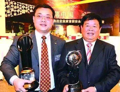 79歲“玻璃大王”曹德旺卸任福耀玻璃董事長，正式交棒長子曹暉:西鳳酒
