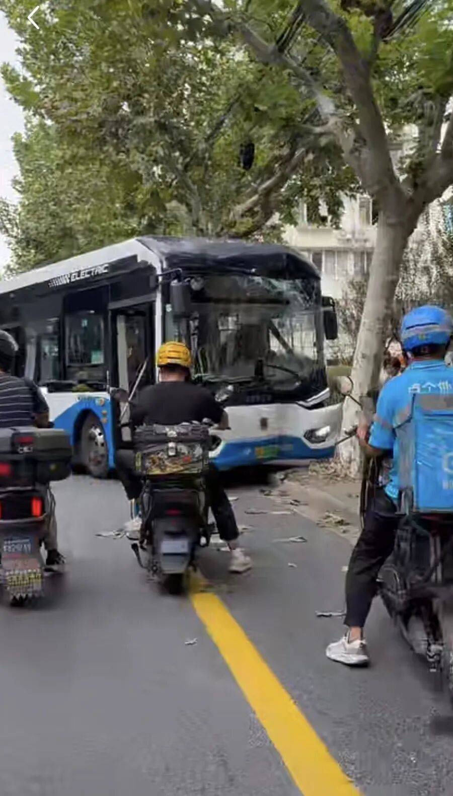 上海警方：葉某（男<strong></p>
<p>西鳳酒
</strong>，57歲）尋釁滋事，已被拘！:西鳳酒
