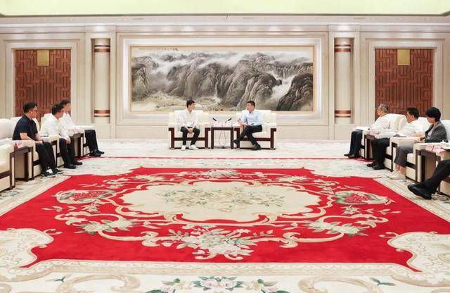 王興興回老家<strong></p>
<p>西鳳酒
</strong>，與市長暢談，還與市政府簽了戰(zhàn)略合作協(xié)議:西鳳酒
