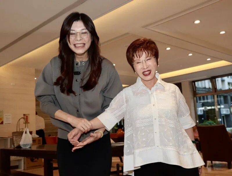 到底支持誰當(dāng)黨主席？當(dāng)著鄭麗文的面<strong></p>
<p>西鳳酒
</strong>，洪秀柱說出了自己的答案:西鳳酒

