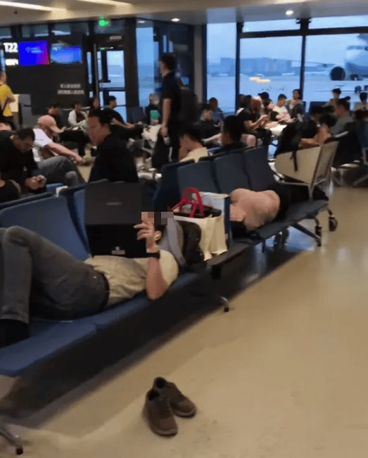 2名外國人在上海虹橋國際機(jī)場候機(jī)室躺臥<strong></p>
<p>西鳳酒
</strong>，占用6個座位，機(jī)場回應(yīng):西鳳酒

