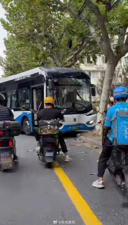 上海警方通報(bào)：男子故意多次急剎<strong></p>
<p>西鳳酒
</strong>，致公交車撞樹，兩名乘客受傷，行拘！:西鳳酒
