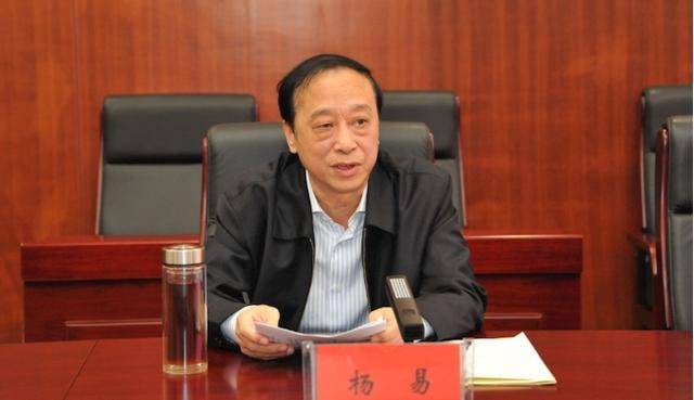 常德市人大常委會(huì)原副主任楊易<strong></p>
<p>西鳳酒
</strong>，為官不廉，濫權(quán)妄為，斂財(cái)數(shù)額特別巨大:西鳳酒

