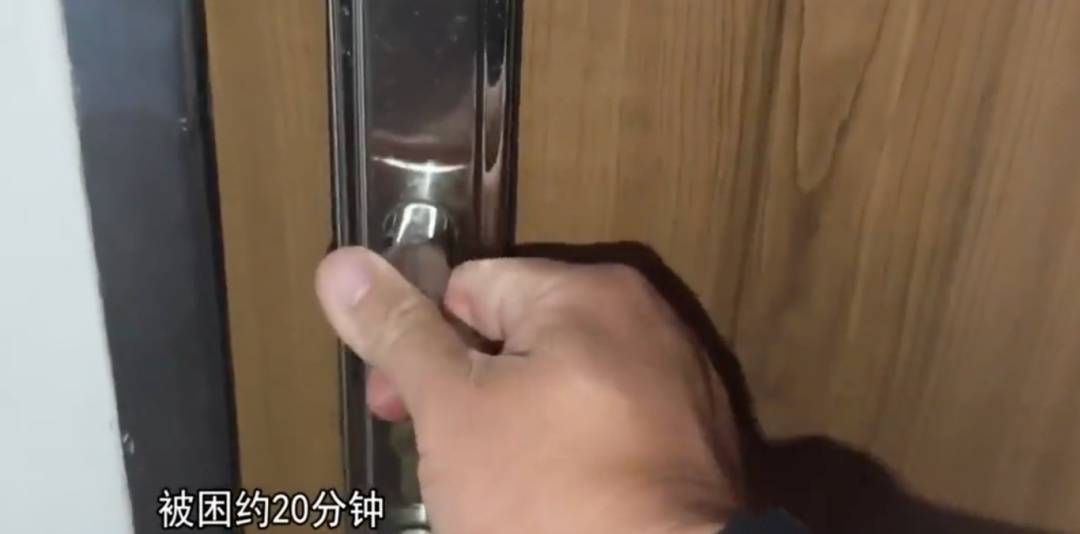 廣州一業(yè)主擅改入戶門方向<strong></p>
<p>西鳳酒
</strong>，致鄰居被困20分鐘！法院：改回去:西鳳酒
