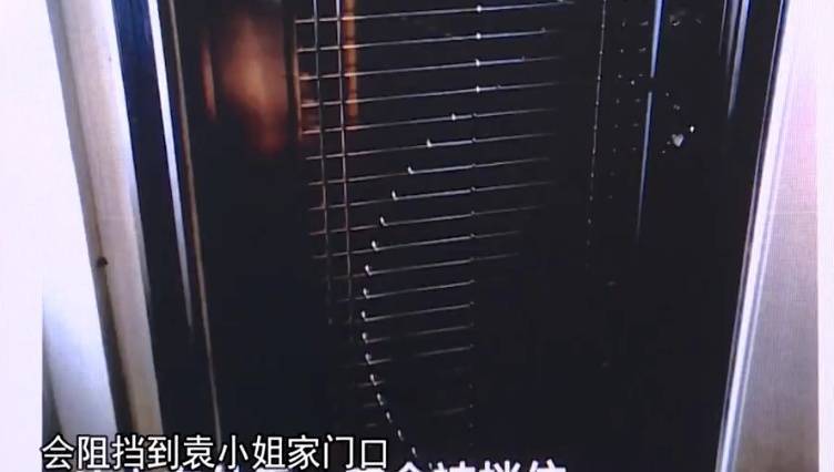 廣州一業(yè)主擅改入戶門方向<strong></p>
<p>西鳳酒
</strong>，致鄰居被困20分鐘！法院：改回去:西鳳酒
