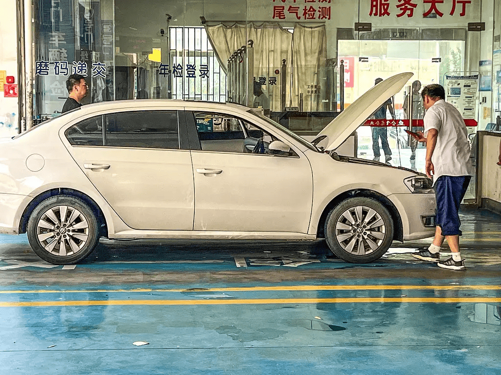 700萬蘭博基尼疑遭暴力年檢<strong></p>
<p>西鳳酒
</strong>，汽車年檢該取消嗎:西鳳酒
