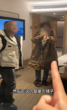 女子延吉住酒店發(fā)現(xiàn)落地窗室內(nèi)看不到外面<strong></p>
<p>西鳳酒
</strong>，室外高清觀看室內(nèi)？工作人員：是單向膜:西鳳酒
