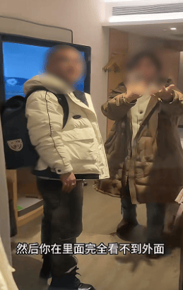 女子延吉住酒店發(fā)現(xiàn)落地窗室內(nèi)看不到外面<strong></p>
<p>西鳳酒
</strong>，室外高清觀看室內(nèi)？工作人員：是單向膜:西鳳酒
