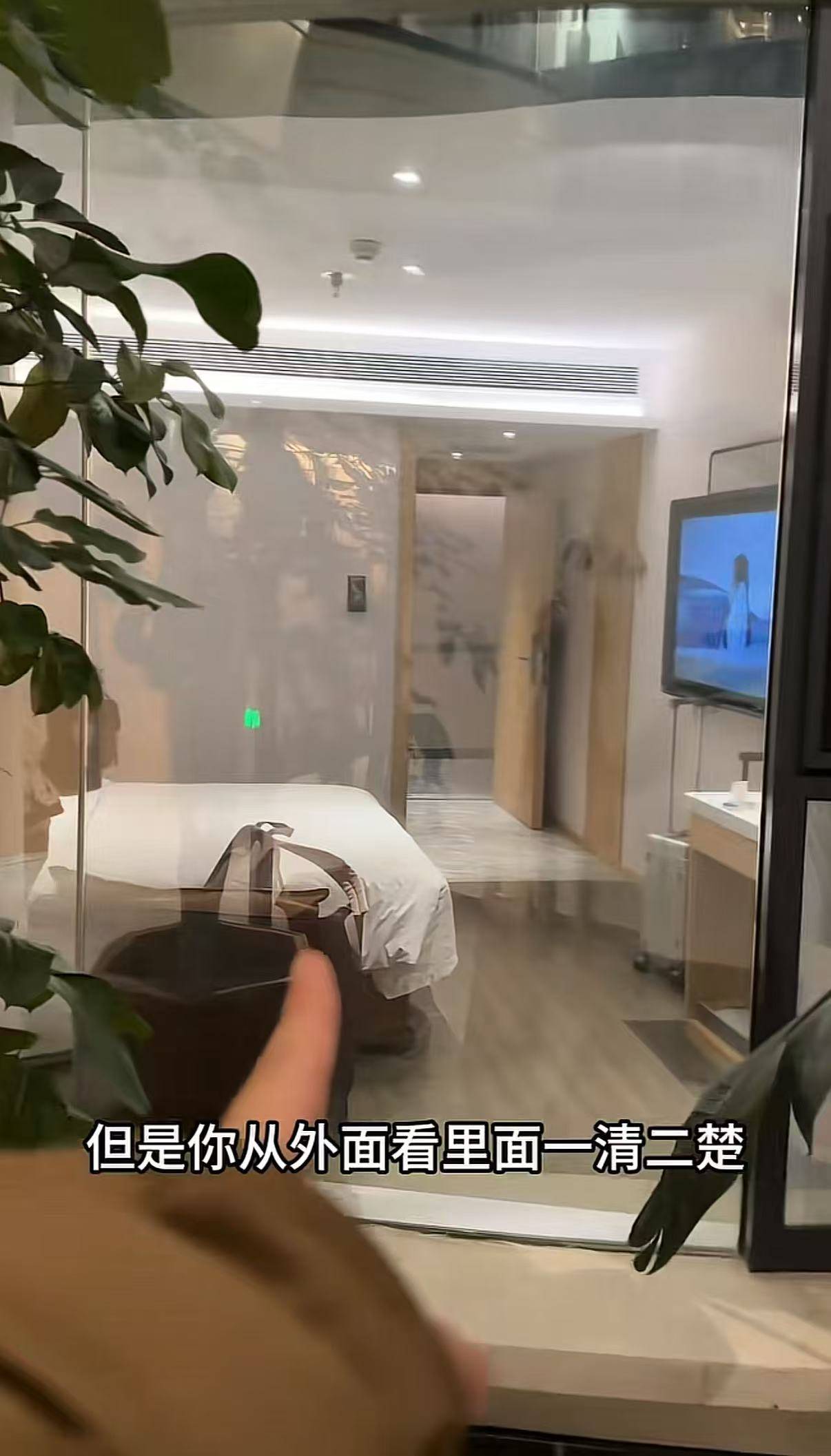 女子延吉住酒店發(fā)現(xiàn)落地窗室內(nèi)看不到外面<strong></p>
<p>西鳳酒
</strong>，室外高清觀看室內(nèi)？工作人員：是單向膜:西鳳酒
