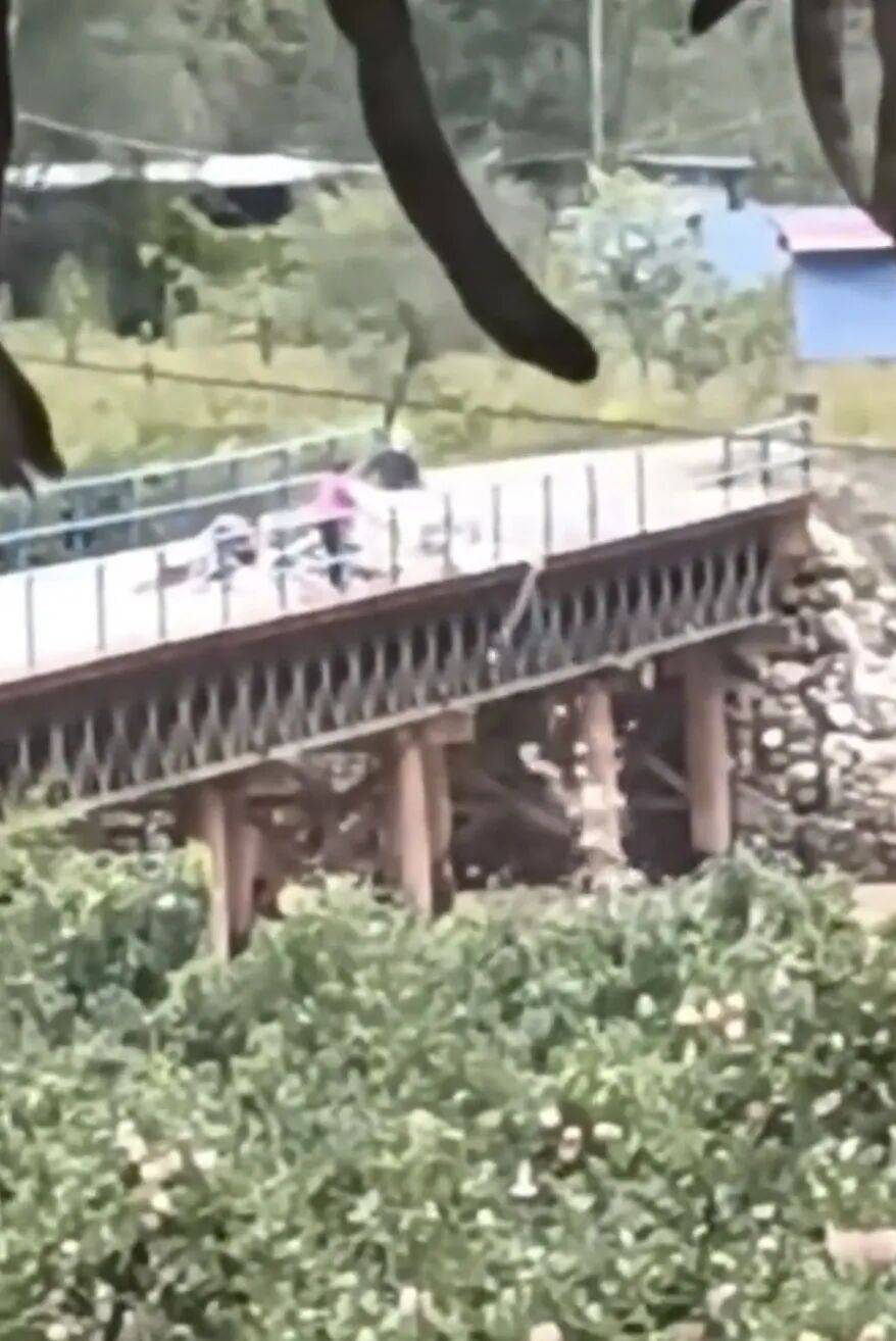 甘肅天水垃圾車往渭河傾倒垃圾<strong></p>
<p>西鳳酒
</strong>，村民稱河里漲水，大橋無監(jiān)控，鎮(zhèn)政府：正在調(diào)查處理:西鳳酒
