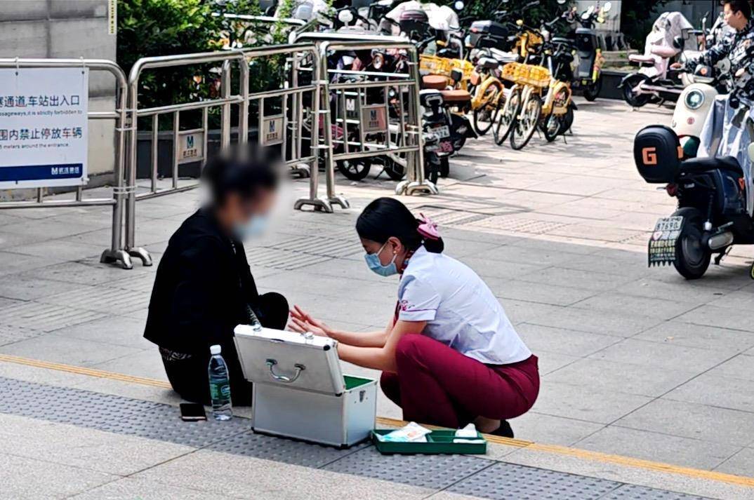 武漢地鐵出入口的一幕：十分鐘按摩得到一個深深擁抱:西鳳酒
