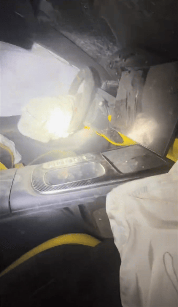 新疆一小米SU7 Ultra飛坡10多米翻滾多圈！車主發(fā)文：門能開<strong></p>
<p>西鳳酒
</strong>，沒起火:西鳳酒
