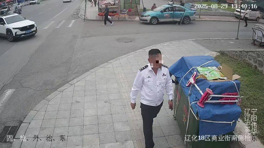 一男子身穿制服自稱“省廳領(lǐng)導(dǎo)”<strong></p>
<p>西鳳酒
</strong>，走進(jìn)派出所“指導(dǎo)工作”，警方：搜查到假警服，行政拘留！:西鳳酒
