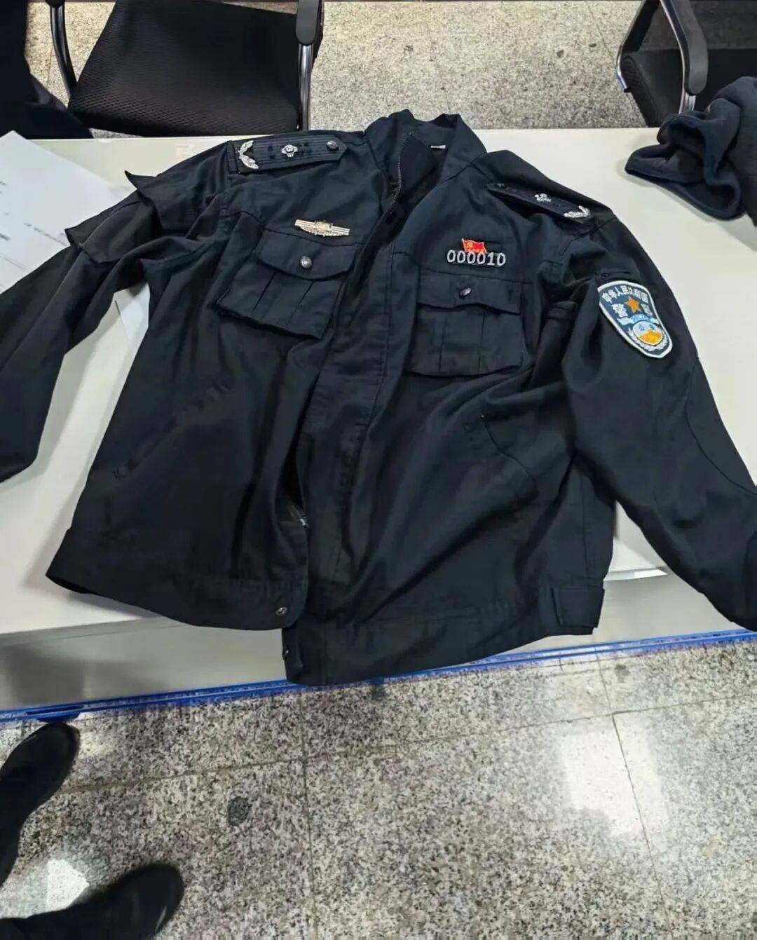 一男子身穿制服自稱“省廳領(lǐng)導(dǎo)”<strong></p>
<p>西鳳酒
</strong>，走進(jìn)派出所“指導(dǎo)工作”，警方：搜查到假警服，行政拘留！:西鳳酒
