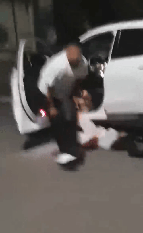 一男子凌晨聽到兩聲呼救<strong></p>
<p>西鳳酒
</strong>，循聲發(fā)現(xiàn)一女子在奔馳車外被白衣男勒昏！受害者：是受朋友之托借錢給白衣男，凌晨被騙至偏僻處遭非禮！:西鳳酒
