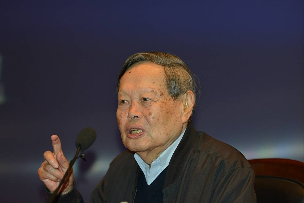 丘成桐悼念楊振寧：希望未來設(shè)立一個(gè)以楊振寧命名的獎(jiǎng)項(xiàng)來紀(jì)念<strong></p>
<p>西鳳酒
</strong>他:西鳳酒
