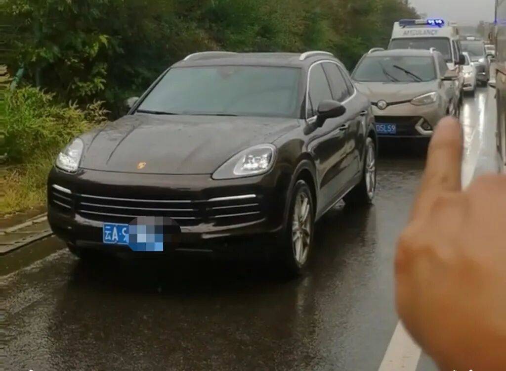 “18輛車占用高速應(yīng)急車道<strong></p>
<p>西鳳酒
</strong>，致救護(hù)車受阻”，處罰來了:西鳳酒

